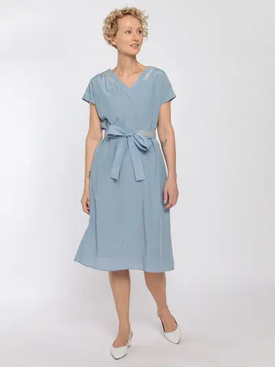 Платье свободного силуэта с поясом